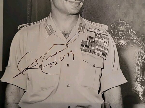 King Hussein bin Talal Jordan Signed Autograph Royal Presentation Photo Royalty - Image 13