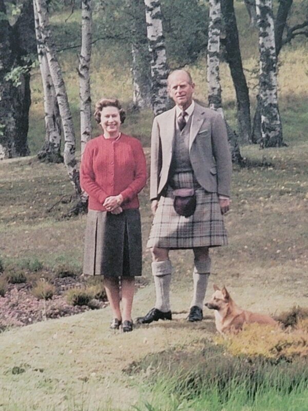 1984 Queen Elizabeth II Signed Christmas Card Prince Philip Duke British Royalty - Image 10